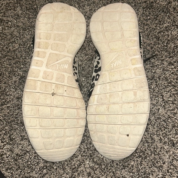 Nike Roche One Print GS Black Leopard Size 5Y - Picture 3 of 3